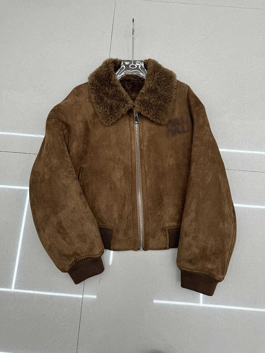 Woolen fur coat for women, 2025 winter warm sheep sheared fur baseball jacket short fashionable coat.L251028