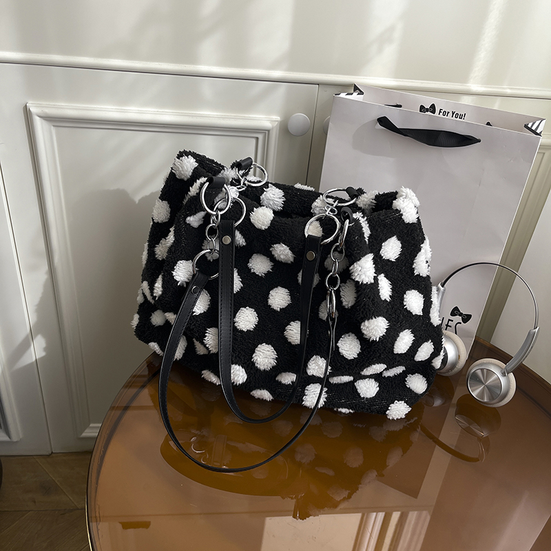 Winter Women's New Simple and Fashionable Large Capacity Synthetic Leather Handbag Fashionable College Student Daily Commuter Lightweight Crossbo