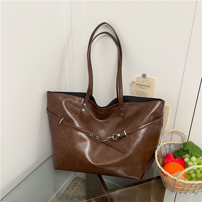 Autumn Women's Simple and Fashionable Large Capacity Synthetic Leather Handbag New Fashionable Middle School Student Daily Commuting Lightweight 