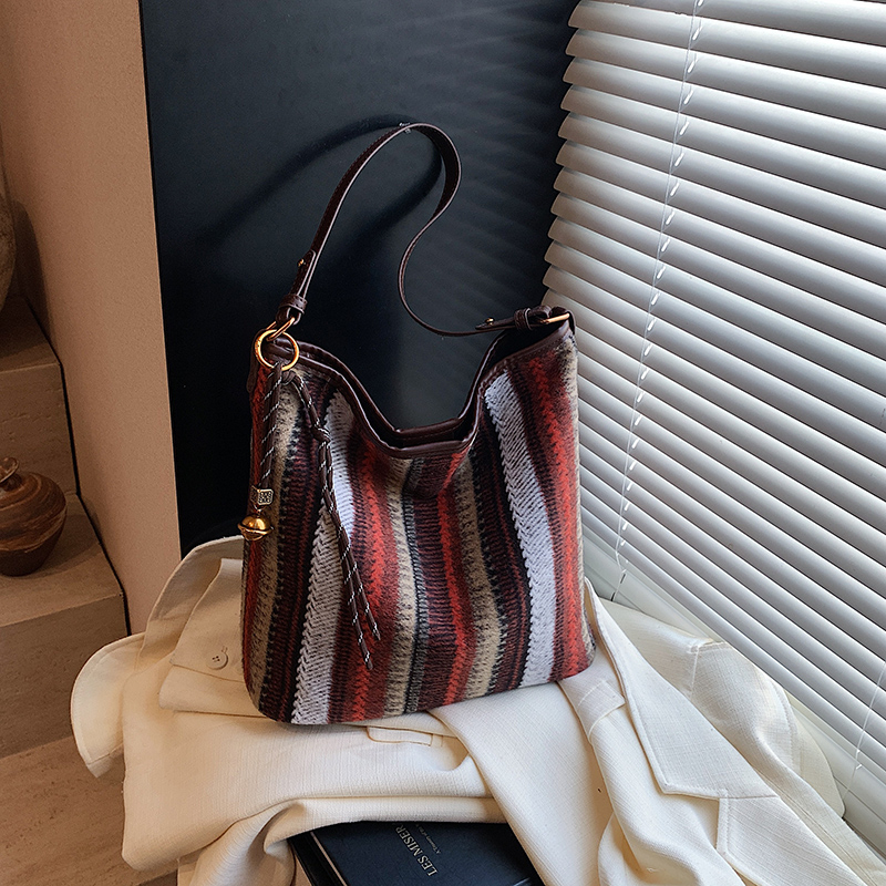 Summer Women's New Simple and Fashionable Large Capacity Synthetic Leather Handbag Fashionable College Student Daily Commuter Lightweight Crossbo