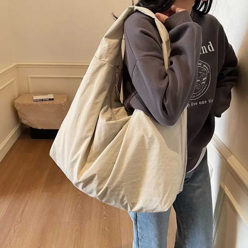 Casual Nylon Tote Bag for Women Handbag Shoulder Bag with Zipper Closure Durable Easy Clean for Commuting Work Travel WorksT251028