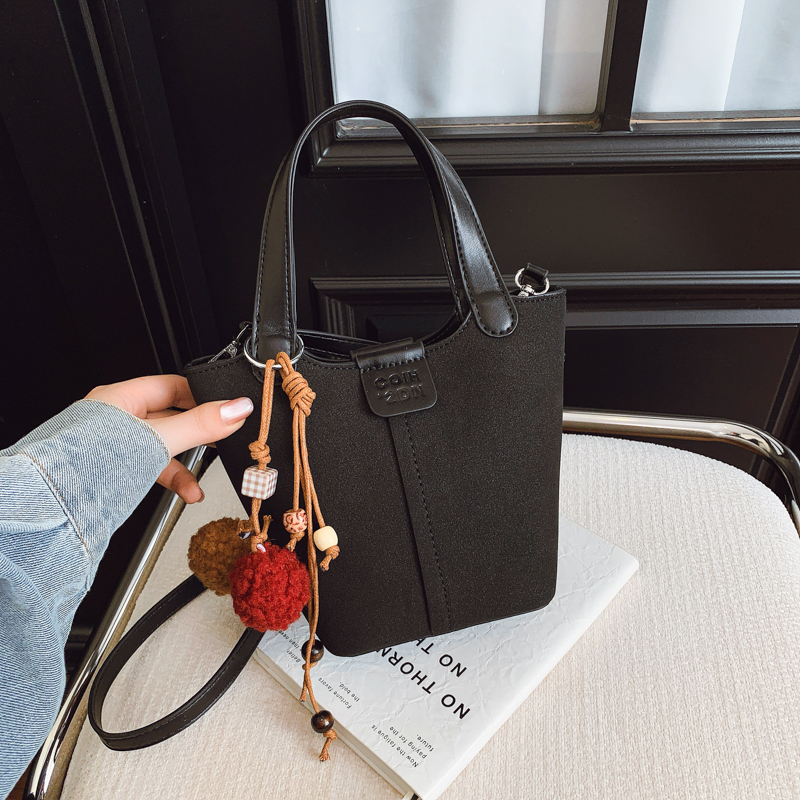 Spring Women's New Simple and Fashionable Large Capacity Synthetic Leather Handbag Fashionable College Student Daily Commuter Lightweight Crossbo