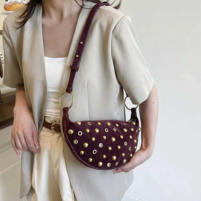 Fashionable solid color exquisite womens rivet bag simple and exquisite lightweight womens crossbody bagT251028