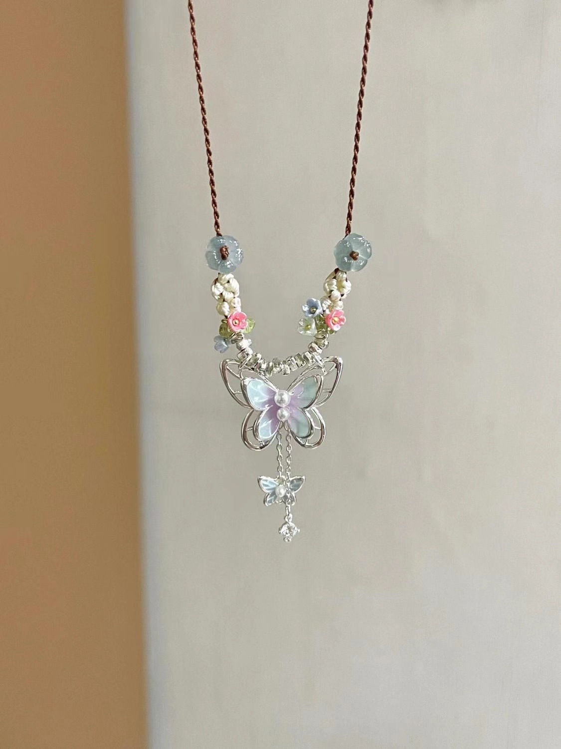 Gold necklace Exquisite niche design hollowed out butterfly necklace light luxury and high-end pendant Designer necklace Valentine's Day gift hea