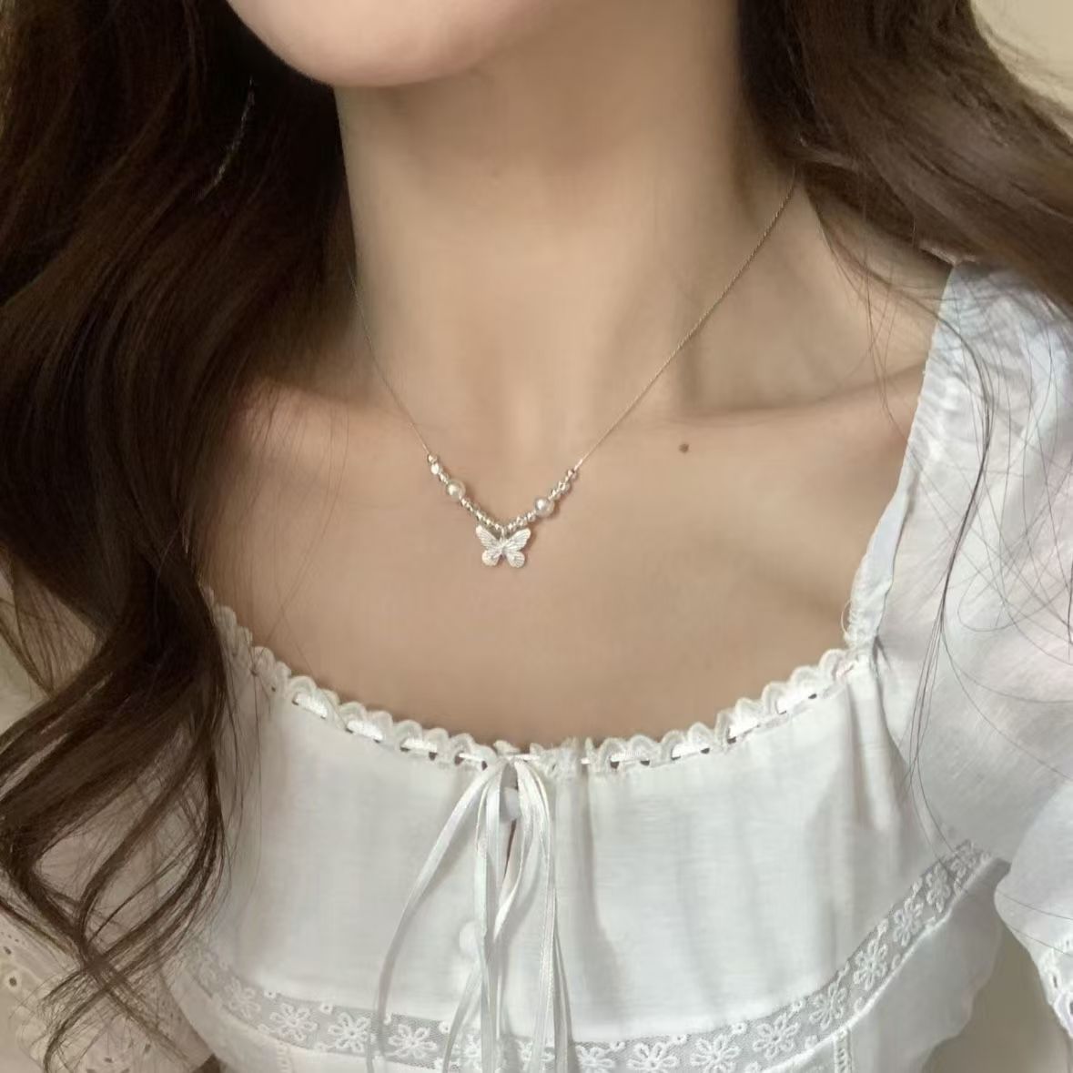 Gold necklace Exquisite niche design hollowed out butterfly necklace light luxury and high-end pendant Designer necklace Valentine's Day gift hea