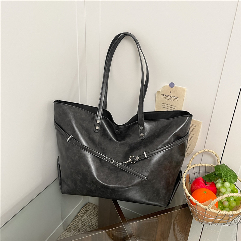 Autumn Women's Simple and Fashionable Large Capacity Synthetic Leather Handbag New Fashionable Middle School Student Daily Commuting Lightweight 