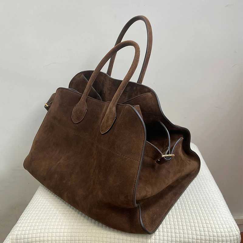 Tote Bag Womens New Autumn and Winter Highend Niche Design Largecapacity Shoulder Bag Retro Commuter HandbagW251028