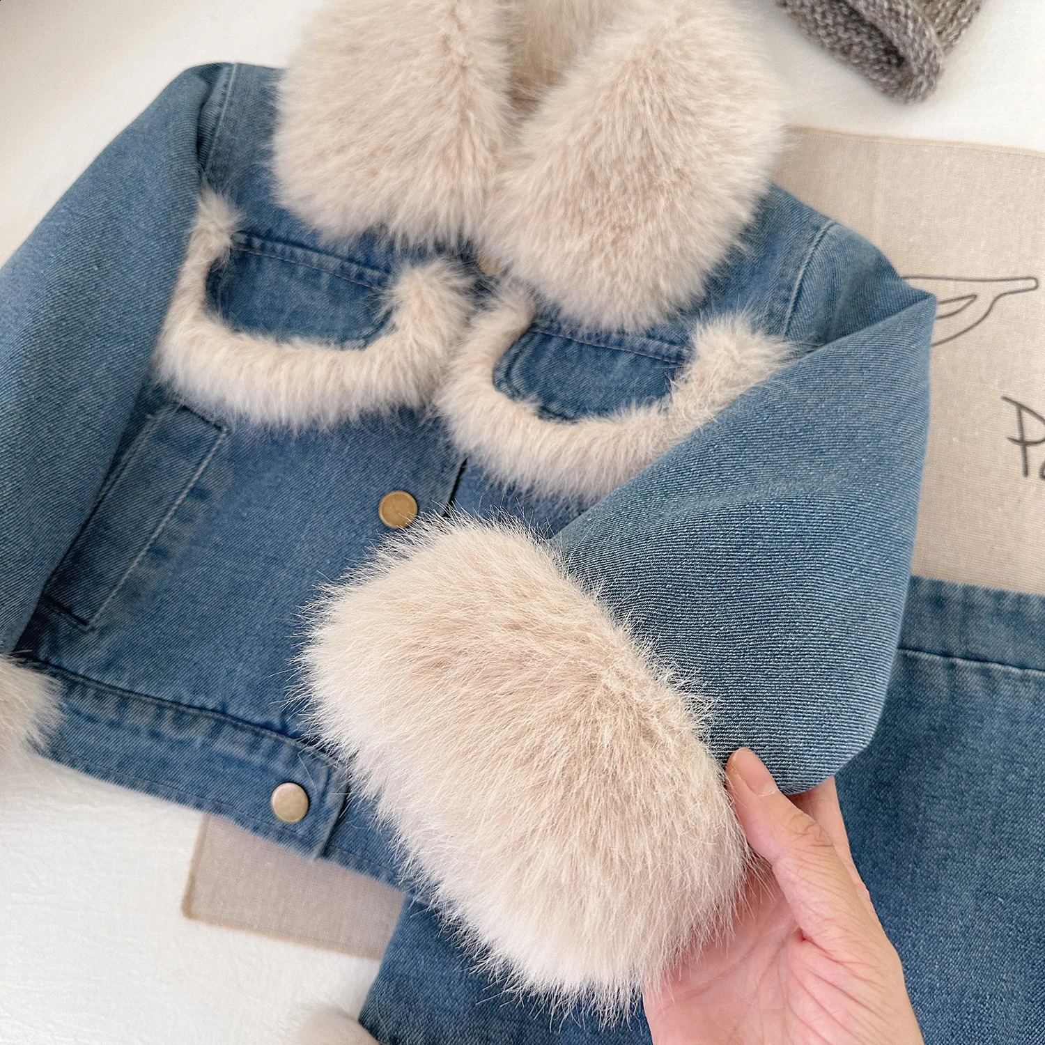 Childrens Sets Girls FleeceLined Denim Set Korean Winter Jacket Skirt 2Piece Thickened Outfit for Toddlers 251027