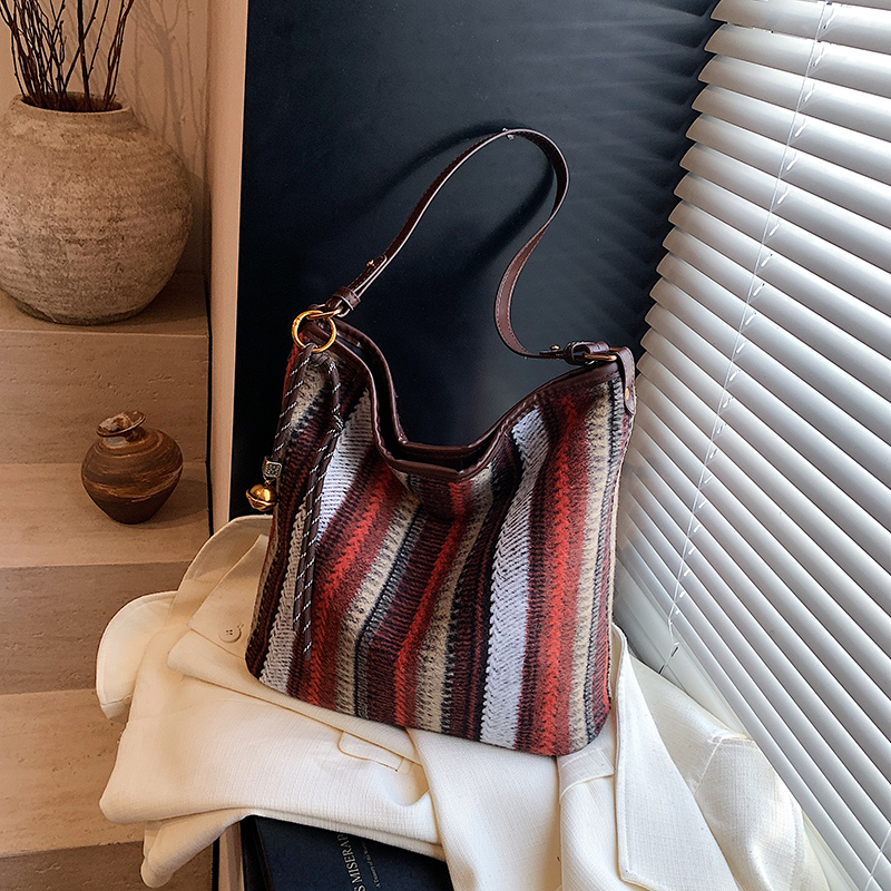 Summer Women's New Simple and Fashionable Large Capacity Synthetic Leather Handbag Fashionable College Student Daily Commuter Lightweight Crossbo