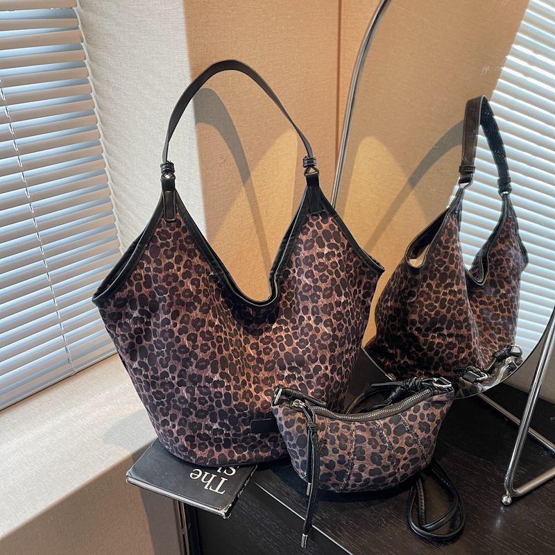 Winter women's simple and fashionable large capacity synthetic leather handbag, new fashionable college student daily commuting lightweight shoul