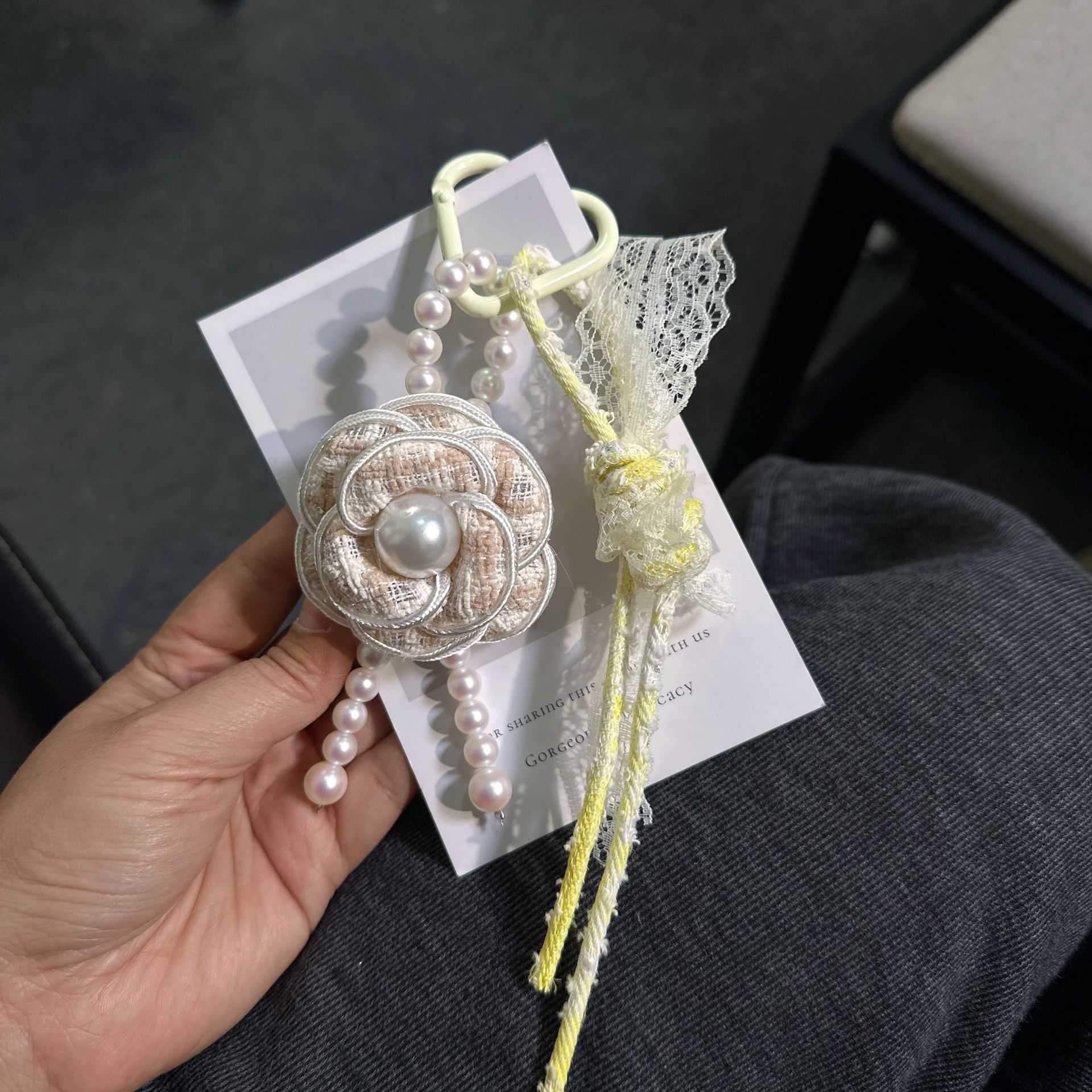 Luxury Elegant Style Flower Patterned Bracelet with Detachable Clasp Perfect for Cell Phones or Purse Decoration