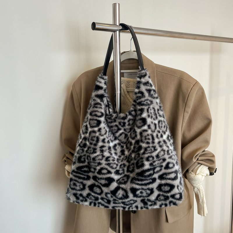 Summer Women's Simple and Fashionable Large Capacity Synthetic Leather Handbag New Fashionable Middle School Student Daily Commuter Lightweight S