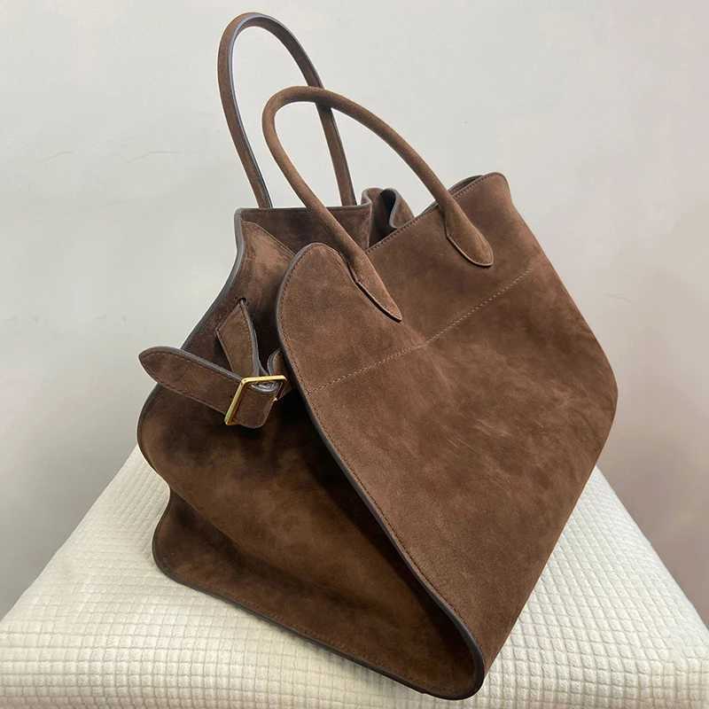 Tote Bag Womens New Autumn and Winter Highend Niche Design Largecapacity Shoulder Bag Retro Commuter HandbagW251028