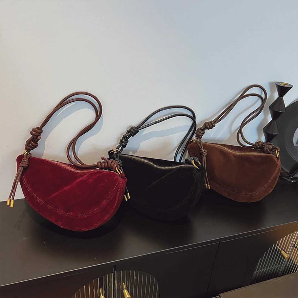 Vintage Womens Large Capacity New Autumn and Winter Niche Design Single Shoulder Crossbody Bag Commuting Dumpling BagT251028