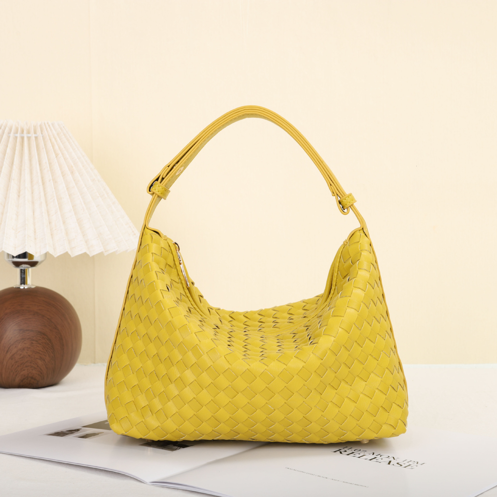 Luxury Brand Designer Bag Handwoven Trendy Lunch Box Handbag High-End Niche Single Shoulder Underarm Bag