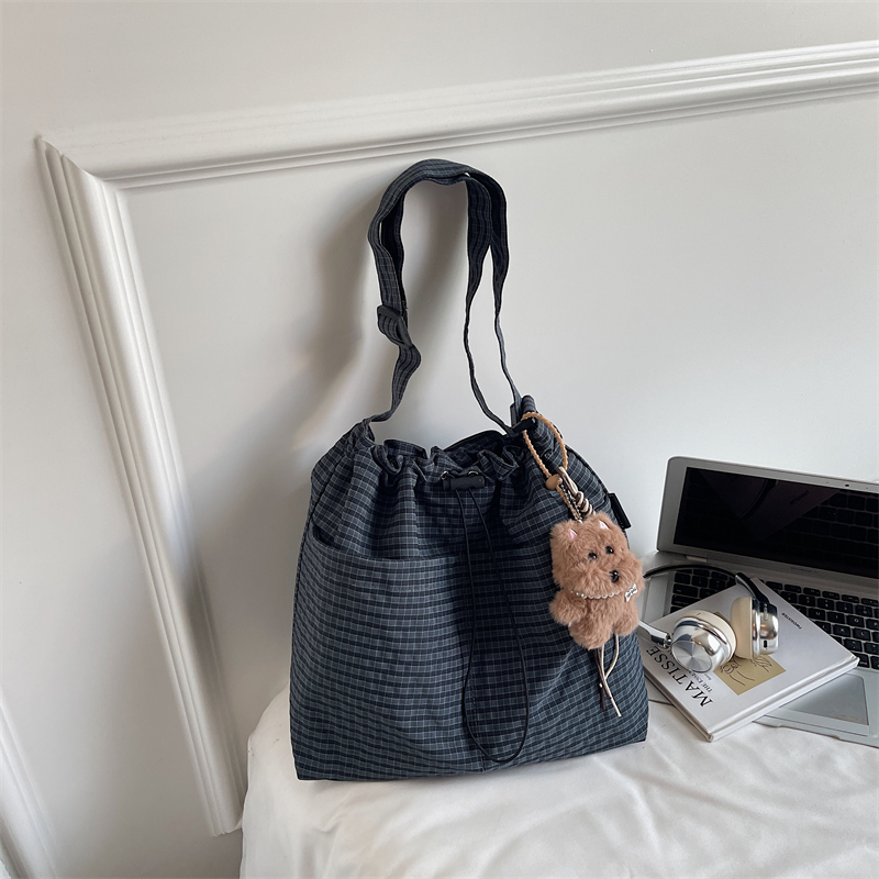 2025 Winter Women's New Simple and Fashionable Large Capacity Synthetic Leather Handbag Fashion College Student Daily Commuter Lightweight Crossb