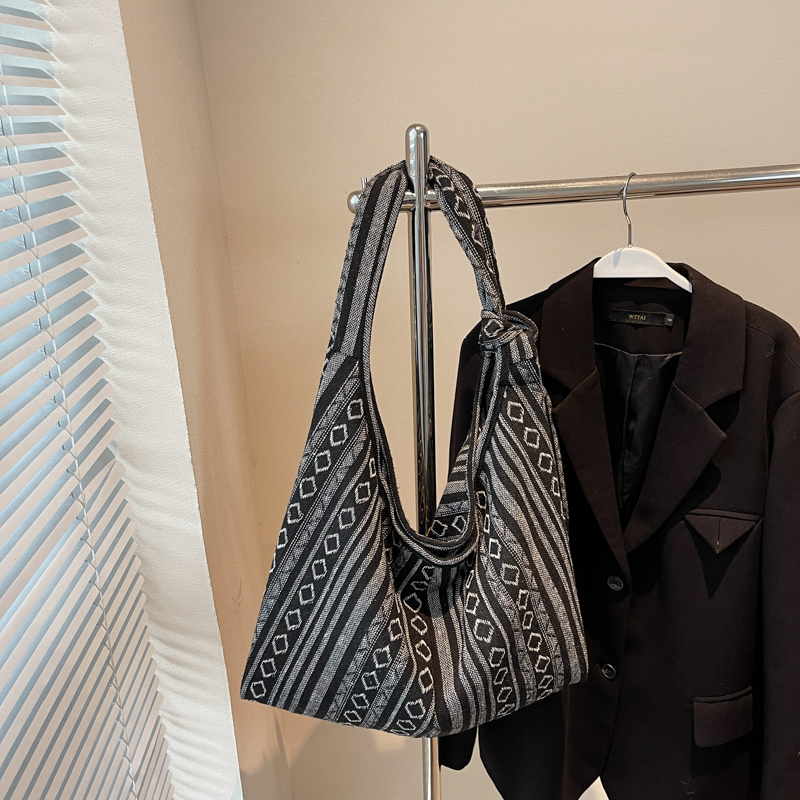 Winter women's simple and fashionable large capacity synthetic leather handbag, new fashionable college student daily commuting lightweight cross