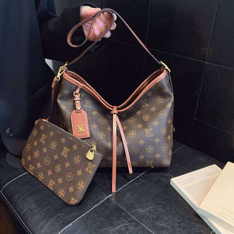 2025 New High-end Femininity Commuting Versatile Large-capacity Retro Fashion Printed Shoulder Messenger Bag