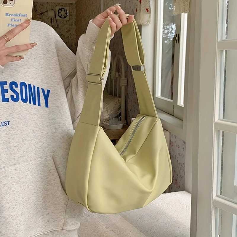 Soft leather niche minimalist work commuting tote bag for college students to carry to class as a shoulder bag or crossbody bagT251028