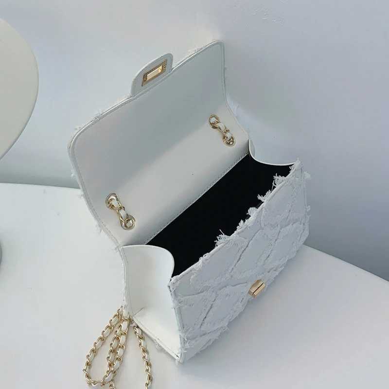 Highvalue diamondshaped plaid shoulder bag fashionable metal chain messenger bag niche design simple and elegant temperamenT251028