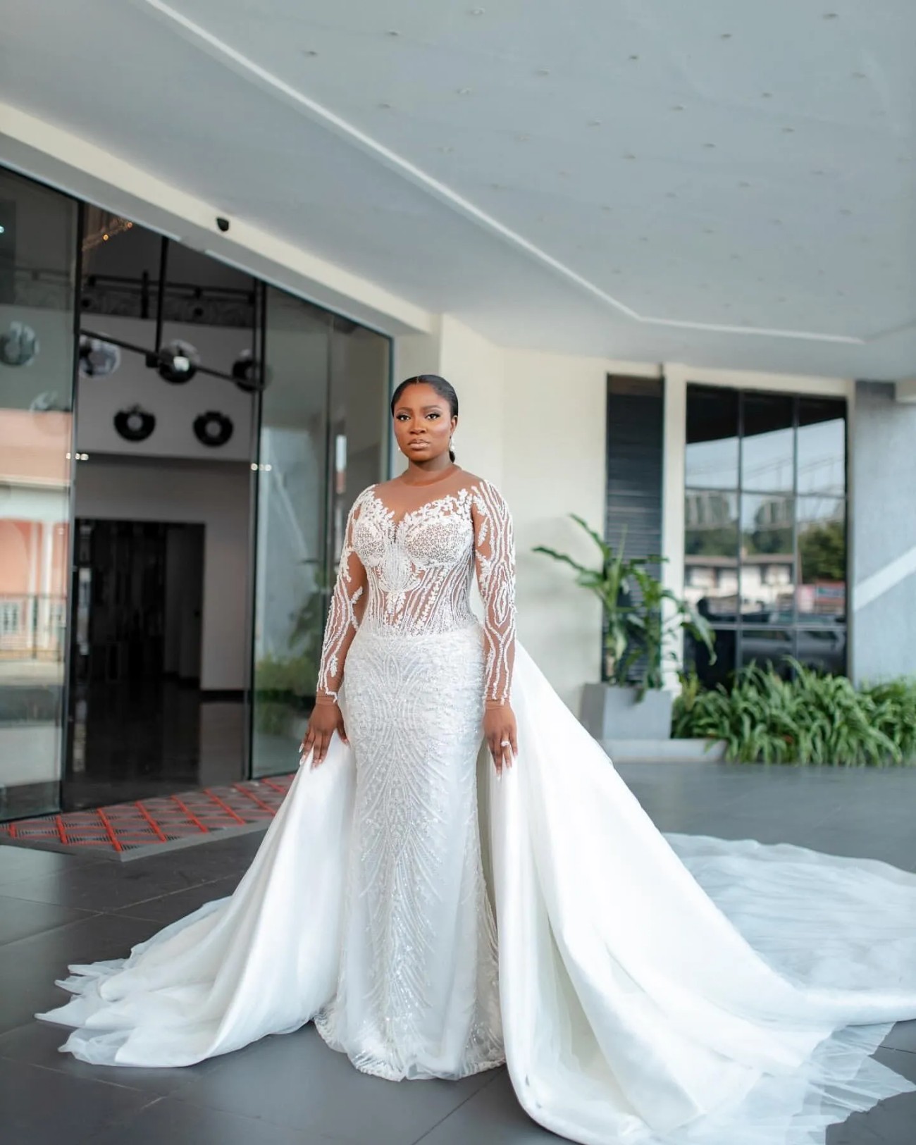 Aso Ebi Arabic Plus Size Mermaid Bridal Gown in White with Lace Beaded Vintage Detail and Detachable Train