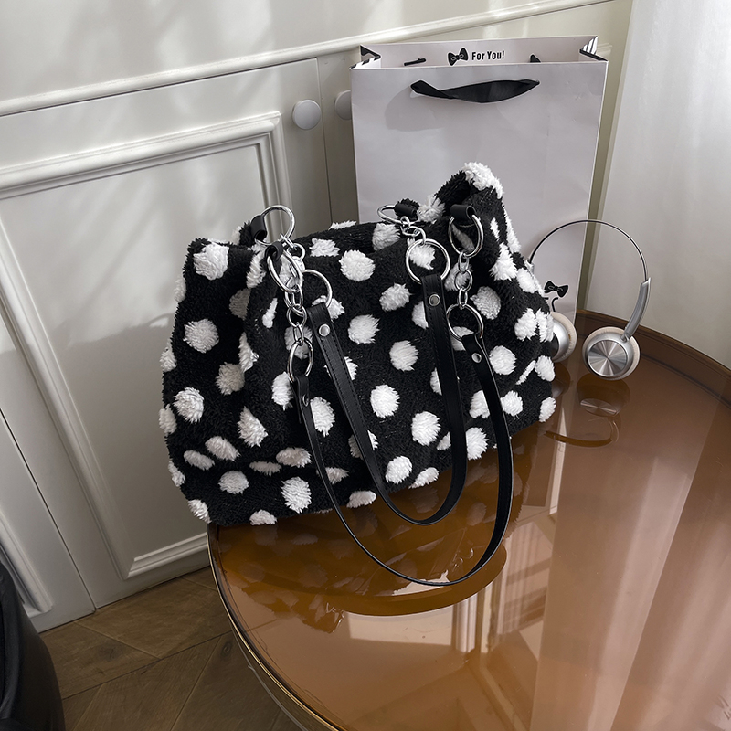 Winter Women's New Simple and Fashionable Large Capacity Synthetic Leather Handbag Fashionable College Student Daily Commuter Lightweight Crossbo