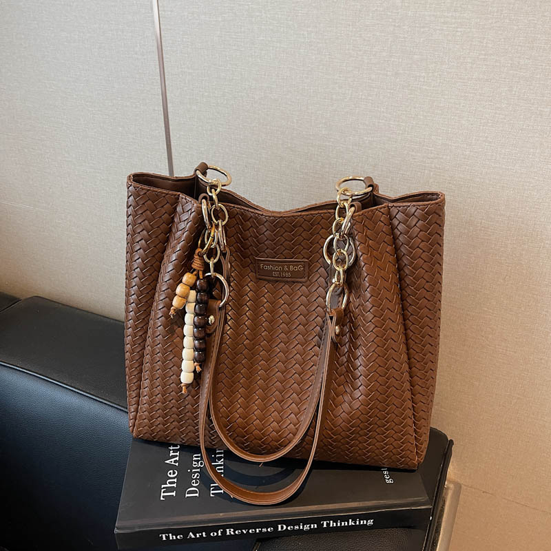 Spring Women's Simple and Fashionable Large Capacity Synthetic Leather Handbag New Fashionable Middle School Student Daily Commuter Lightweight S