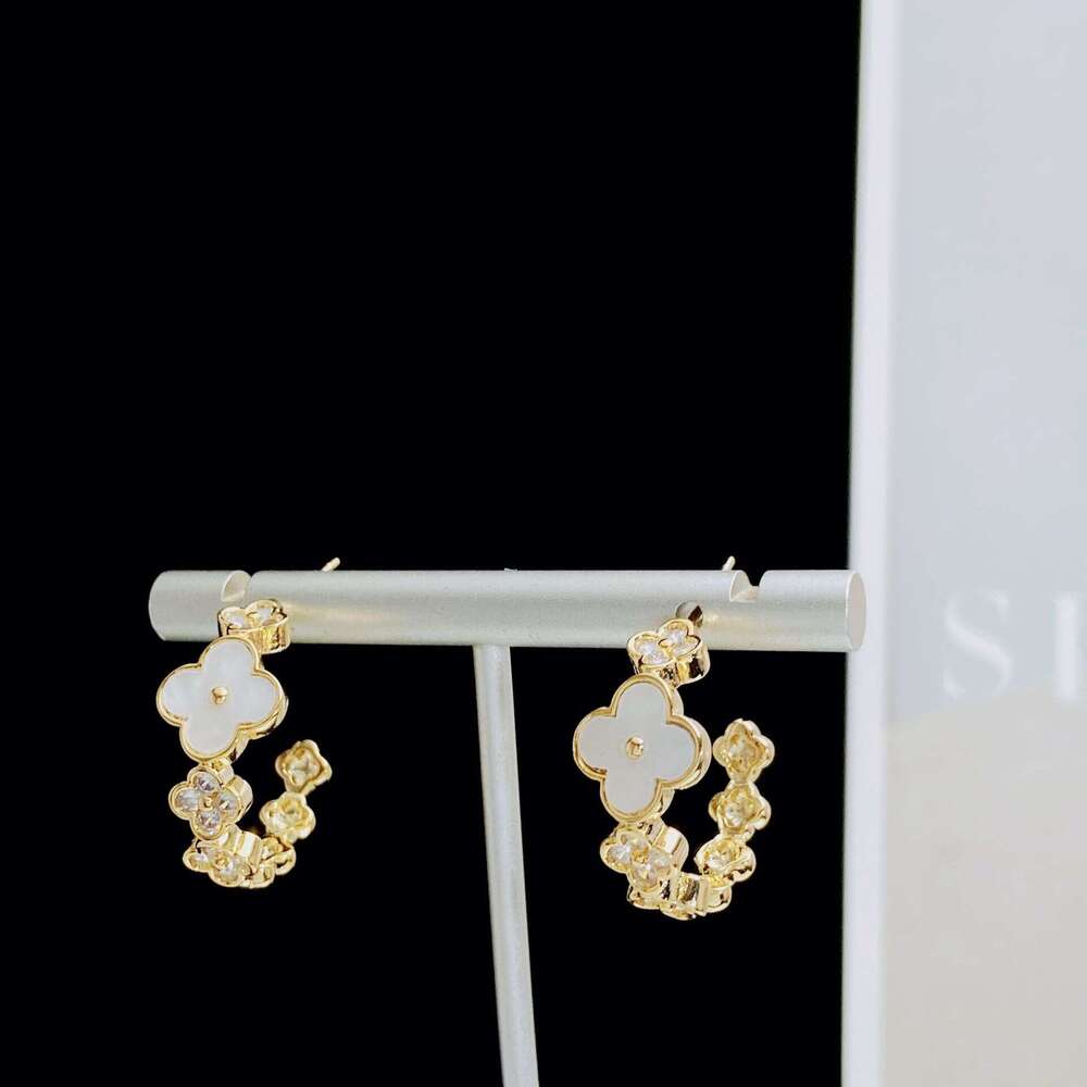 Light Micro Inlaid Zircon Four-Leaf Flower Splicing C Hoop Earrings Sier Needle Elegant Fashion High-End Feel Ear Jewelry