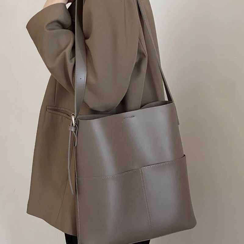 Fashionable 2025 Womens Leather Shoulder Bucket Bags Handbags Winter Fall Autumn Femme Design Casual Sac De Luxe Femme VintageW251028