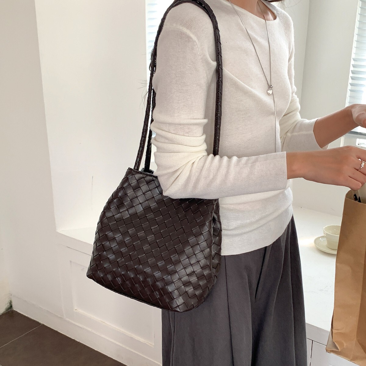 Luxury Brand Designer Bag Woven Bag Niche Design High-End Feel New Women's Shoulder Bag Versatile Fashion Bucket Bag For Women