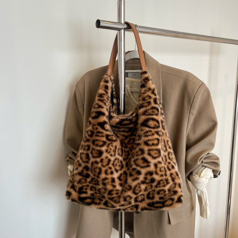 Summer Women's Simple and Fashionable Large Capacity Synthetic Leather Handbag New Fashionable Middle School Student Daily Commuter Lightweight S