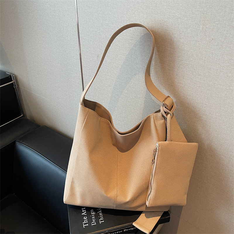 2025 Spring Women's New Simple and Fashionable Large Capacity Synthetic Leather Handbag Fashion College Student Daily Commuter Lightweight Crossb