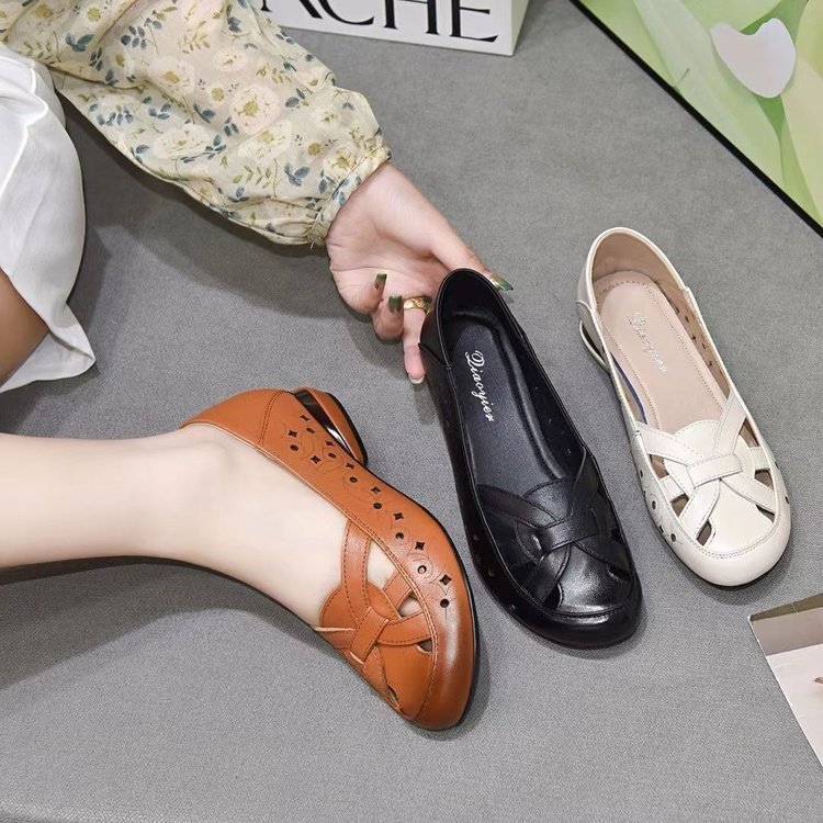 Women's shoes spring and summer flat middle-aged and elderly women's shoes hollow leather shoes with low heels