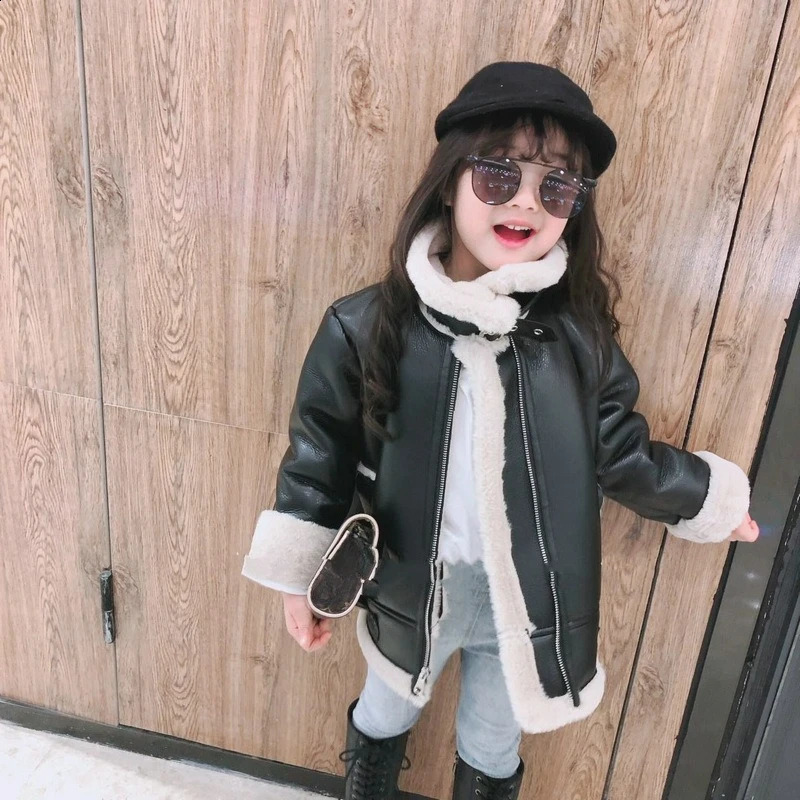 Girls leather jacket with thickened fur and integrated coat top 2025 winter clothing childrens clothing 38 years old 251027