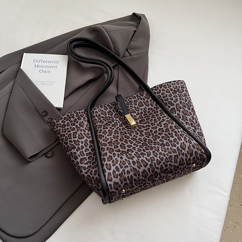 2025 Summer Women's New Simple and Fashionable Large Capacity Synthetic Leather Handbag Fashion College Student Daily Commuter Lightweight Crossb