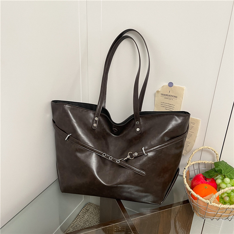 Autumn Women's Simple and Fashionable Large Capacity Synthetic Leather Handbag New Fashionable Middle School Student Daily Commuting Lightweight 