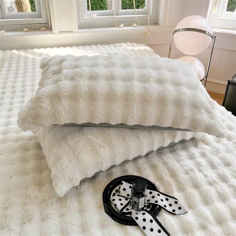 Pillow Case 2025 New Winter A Rabbit Plush Single case Milk Plush Snow Plush Dormitory Single Case 2PCSSET C251028