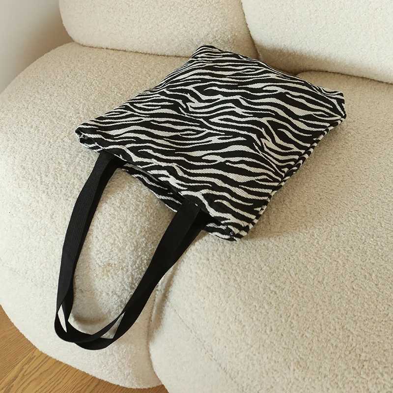 Womens Handbag Black and White Zebra Print Large Capacity Student Commuter Shoulder Bag Zipper Design Fashion Canvas BagW251028