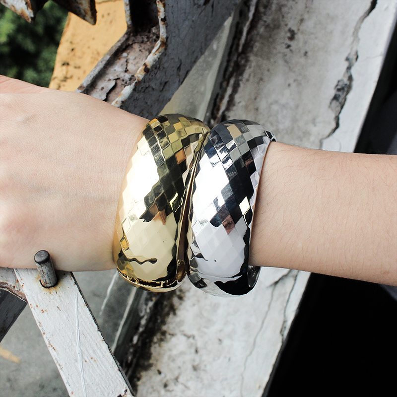 2025 New Arrival Women's Fashion Cuff Bracelets Popular Exaggerated Glossy Geometric Wide Bangle Trendy Metal Alloy Bracelet