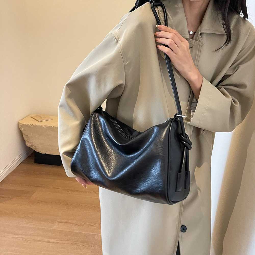 Autumn and Winter Vintage LargeCapacity Bag New Popular Versatile Crossbody Bag Fashionable Commuting Shoulder BagT251028