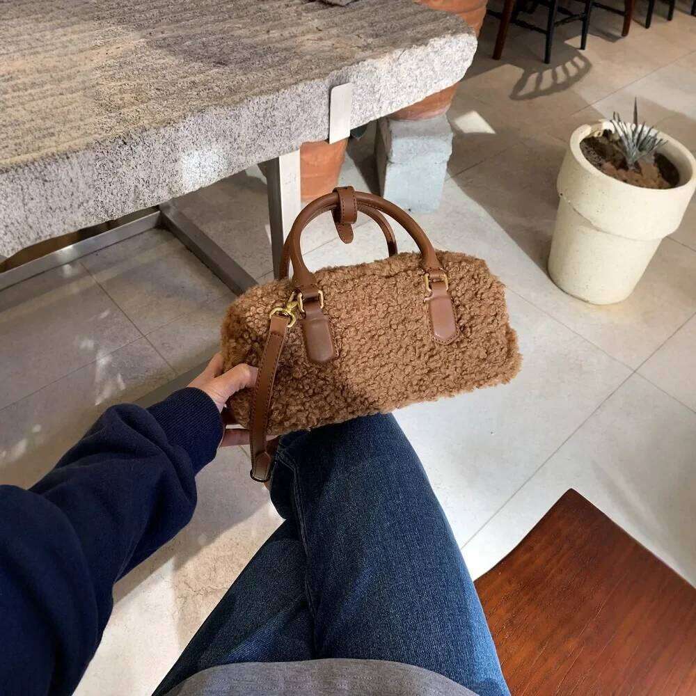 Designer Bags Plush Bowling 2025 Autumn Winter New Korean Version Fashion Sweet Versatile Caramel Brown Lamb Fluffy Handbag Messenger Bag Hot Selling