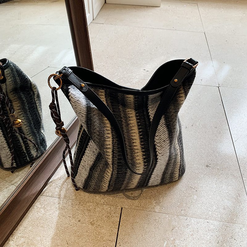 Summer Women's New Simple and Fashionable Large Capacity Synthetic Leather Handbag Fashionable College Student Daily Commuter Lightweight Crossbo