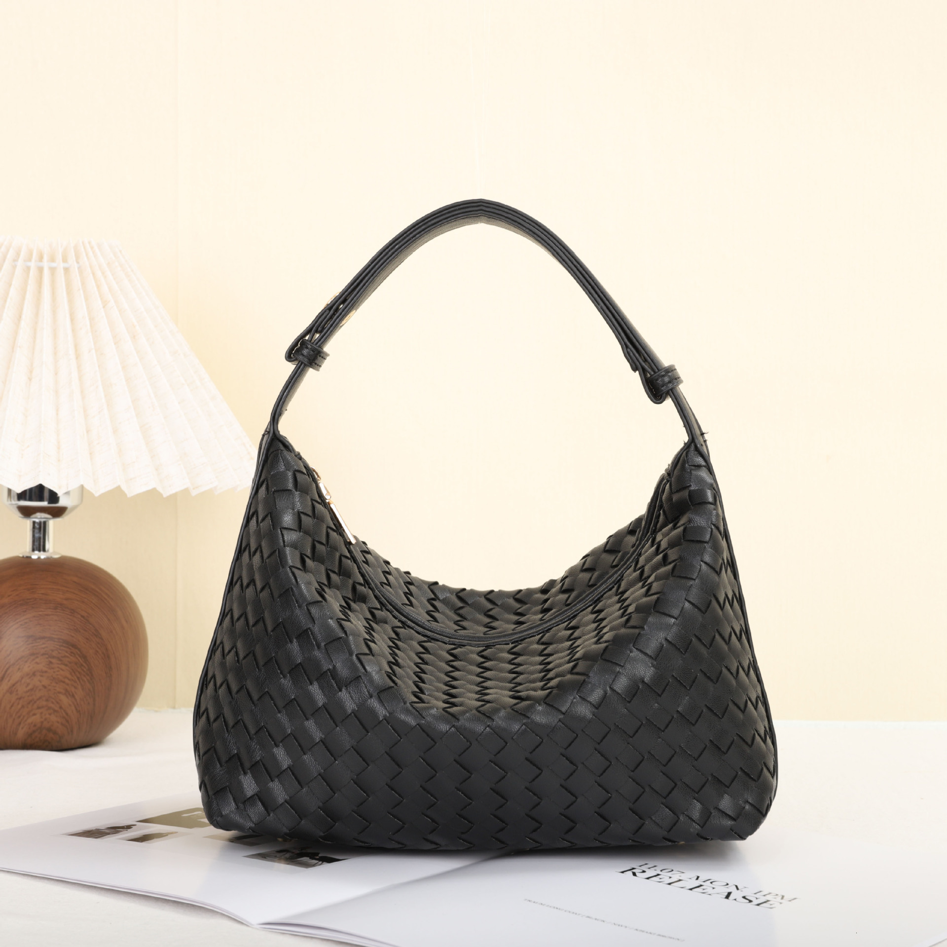 Luxury Brand Designer Bag Handwoven Trendy Lunch Box Handbag High-End Niche Single Shoulder Underarm Bag