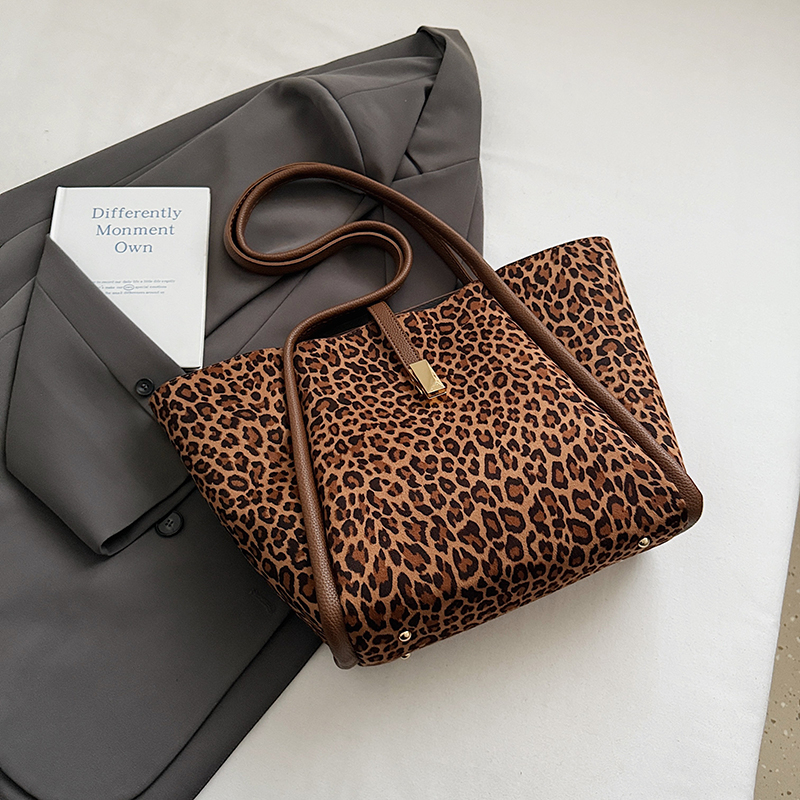 2025 Summer Women's New Simple and Fashionable Large Capacity Synthetic Leather Handbag Fashion College Student Daily Commuter Lightweight Crossb