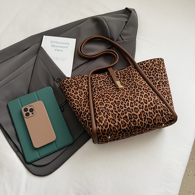 2025 Summer Women's New Simple and Fashionable Large Capacity Synthetic Leather Handbag Fashion College Student Daily Commuter Lightweight Crossb