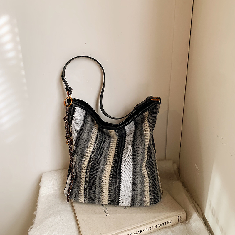 Summer Women's New Simple and Fashionable Large Capacity Synthetic Leather Handbag Fashionable College Student Daily Commuter Lightweight Crossbo