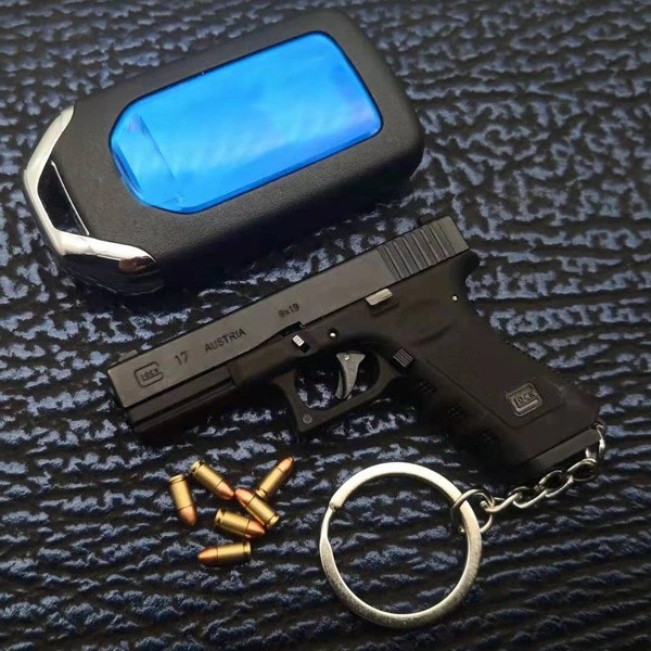 Alloy Empire 1: 3 G17 G34 Viper Mini Metal Shell Pop-up Gun Model Detachable Keychain Military Fan Collectible Men's Gift