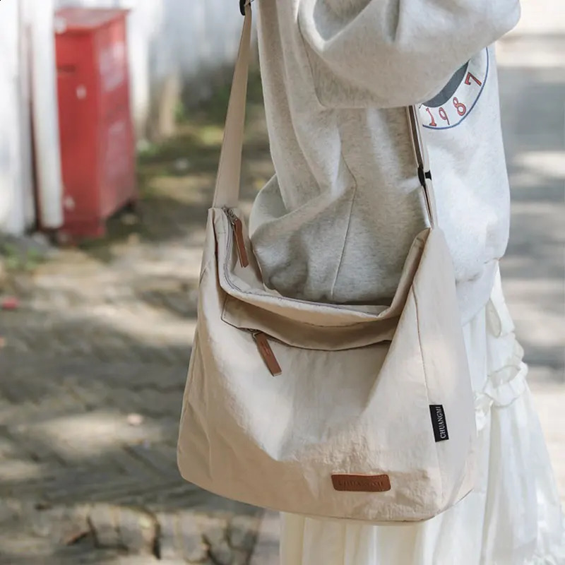 Casual Crossbody Bag for Women and Men Lightweight Large Capacity Boys Girls Student Shoulder Teenager Messenger Bags 251018