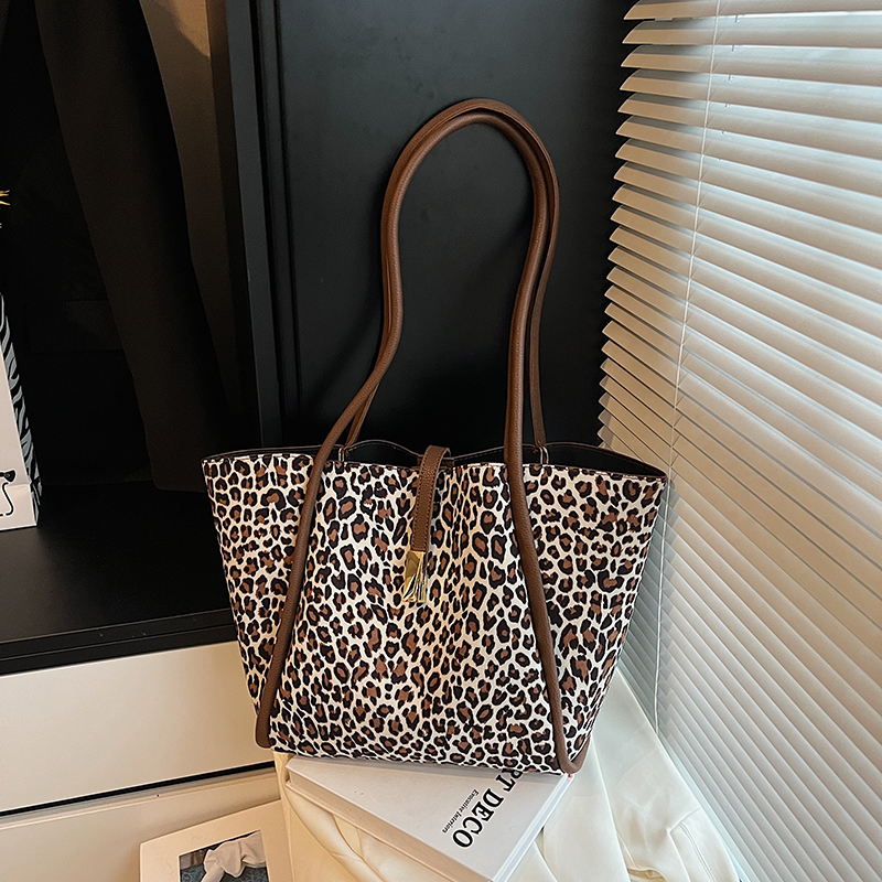 Summer Women's Simple and Fashionable Large Capacity Synthetic Leather Handbag New Fashionable Middle School Student Daily Commuter Lightweight S