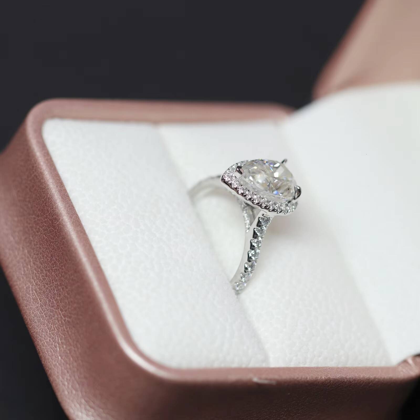 Hot Sales 3ct Pear Moissanite Engagement Ring 7x11mm Pear Cut halo Ring Band Micro Pave Stonek 14K White Gold Rings for Bridal